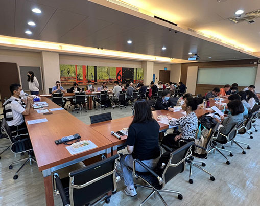 Exchanges with Lecturers of English I and II Courses：Consolidating the EMI Foundation on Campus